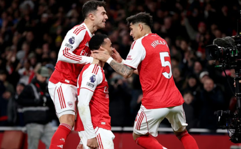Derby chia ngả: Arsenal bay cao, Tottenham chìm trong khủng hoảng